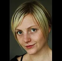 배우인 율리아 회그베리의 대표 이미지