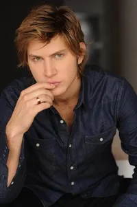 영화배우인 그레이스턴 홀트의 대표 이미지