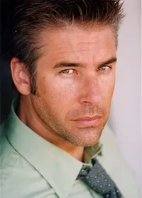 배우인 제이 라이슨의 대표 이미지