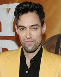 영화배우인 알렉스 하셀의 대표 이미지