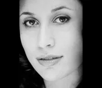 배우인 줄리 고스의 대표 이미지