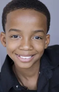 배우인 코이 스튜어트의 대표 이미지