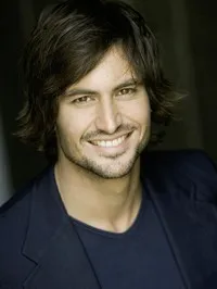 배우인 톰 벡의 대표 이미지