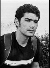 배우인 로물로 브라가의 대표 이미지