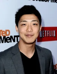 배우인 저스틴 리의 대표 이미지