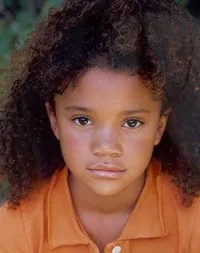 배우인 카일리 러셀의 대표 이미지