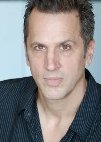 배우인 트로이 룹타시의 대표 이미지