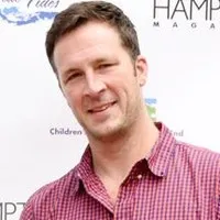 영화배우인 브래디 스미스의 대표 이미지