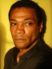 배우인 아다마 니안의 대표 이미지