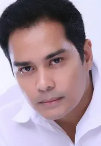 배우인 존 아칠라의 대표 이미지