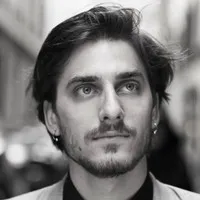 영화배우인 루카 마리넬리의 대표 이미지