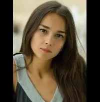 배우인 튀르퀴 투란의 대표 이미지