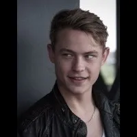 영화배우인 데니스 모옌의 대표 이미지