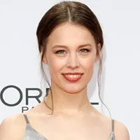 영화배우인 폴라 비어의 대표 이미지