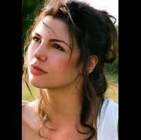 배우인 카롤리나 고르지카의 대표 이미지