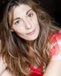 배우인 에밀리아 데루-베르날의 대표 이미지