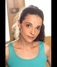 배우인 엘레나 포파의 대표 이미지