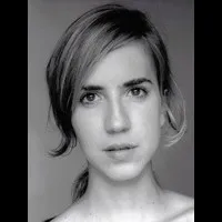 배우, 각본인 에이나 클로테트의 대표 이미지