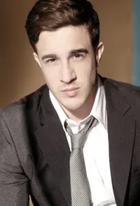 배우인 알렉스 하우스의 대표 이미지