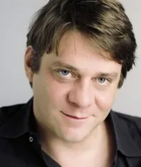 배우인 로에랜드 비에스네커의 대표 이미지