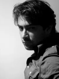 배우인 파르사 피로우즈파르의 대표 이미지