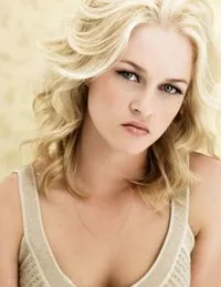 영화배우인 엠비어 칠더스의 대표 이미지