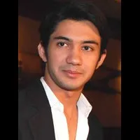 영화배우인 레자 라하디안의 대표 이미지