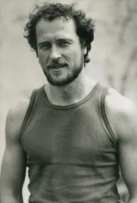 배우인 마르쿠스 크뉘프켄의 대표 이미지