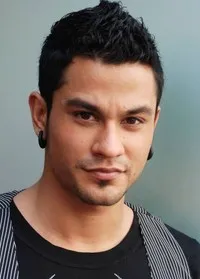 배우인 쿠날 케무의 대표 이미지