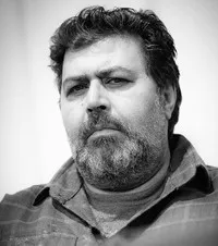 영화배우인 파르하드 아슬라니의 대표 이미지