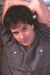 배우인 루카스 크레스피의 대표 이미지