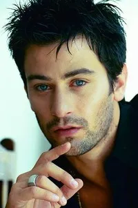 배우인 예후다 레비의 대표 이미지