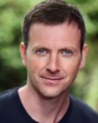 배우인 스티브 개리의 대표 이미지