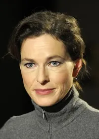 배우인 알렉산드라 유스타의 대표 이미지