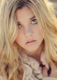 배우인 올리비아 크로시치아의 대표 이미지