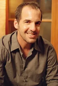 배우인 네보 킴치의 대표 이미지