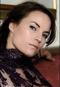 배우인 로레타 플라움의 대표 이미지