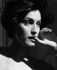 배우인 나탈리 아티야의 대표 이미지