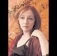 배우인 옌야 도디나나의 대표 이미지