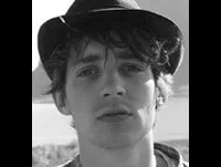 배우인 아담 룬드그렌의 대표 이미지