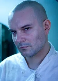 배우, 감독인 닉 네번의 대표 이미지