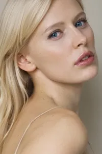 배우인 안나 세르비니나의 대표 이미지