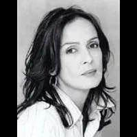 배우인 아니세 알비나의 대표 이미지