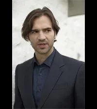 배우인 올리버 부트의 대표 이미지