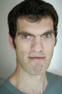 배우인 기욤 들로네의 대표 이미지