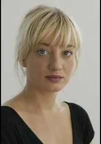 영화배우인 카리나 스뮐더르스의 대표 이미지