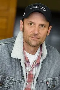 영화배우인 토니 도우프의 대표 이미지