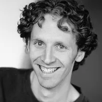 영화배우인 데이비드 톰파의 대표 이미지