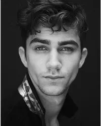 영화배우인 루크 브랜든 필드의 대표 이미지