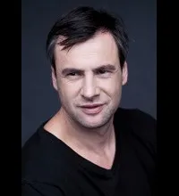 영화배우인 차바 핀드로치의 대표 이미지